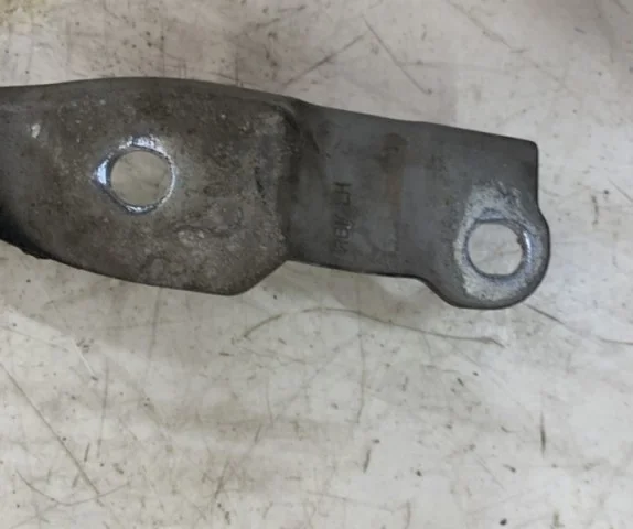 Петля капота левая для Hyundai Solaris 1 рестайлинг 2014-2017 на фотографиях