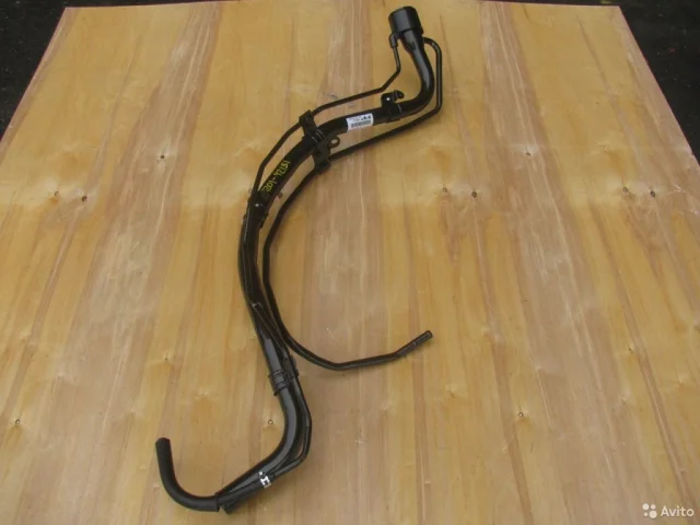 Горловина топливного бака для Toyota RAV4 XA30 2005-2012 на фотографиях