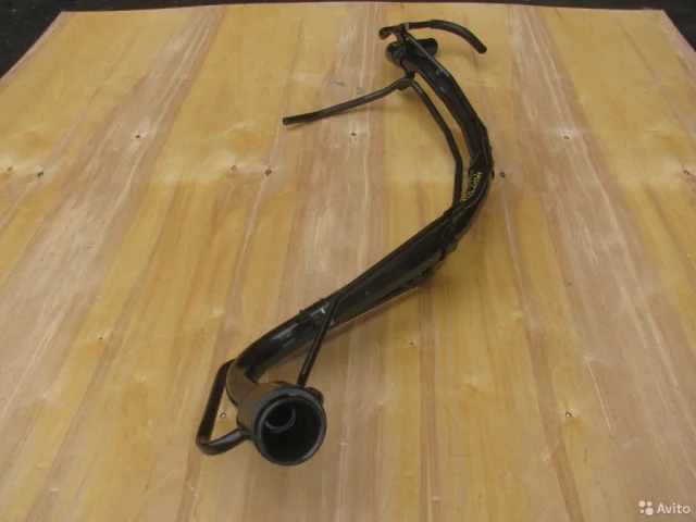 Горловина топливного бака для Toyota RAV4 XA30 2005-2012 на фотографиях