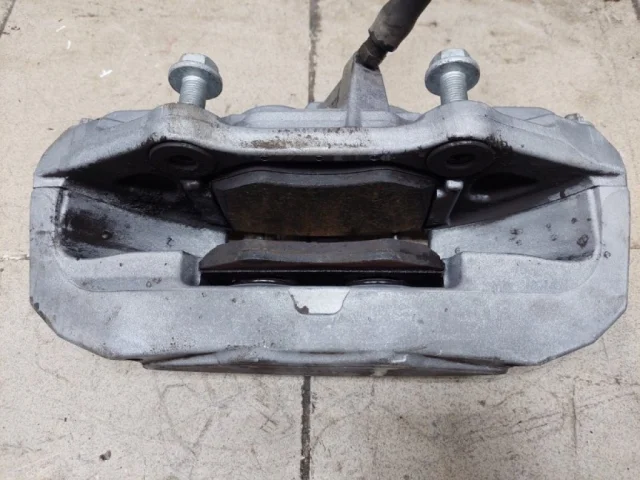 Суппорт передний левый для Mercedes-Benz E class W213 2016-2023 на фотографиях