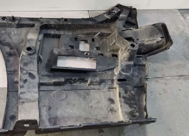 Кронштейн заднего бампера правый для BMW 7er G11/G12 2015-2021 на фотографиях