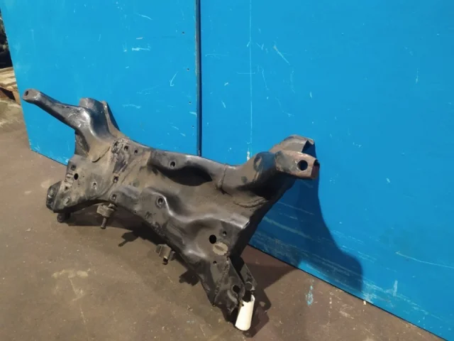 Подрамник двигателя для Mitsubishi Outlander 1 CU0W 2002-2009 на фотографиях