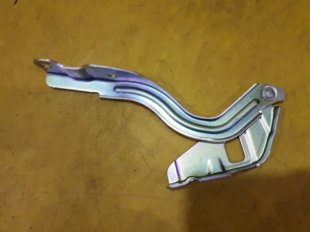 Петля капота правая для Hyundai Solaris 1 RB (2011-2013) на фотографиях