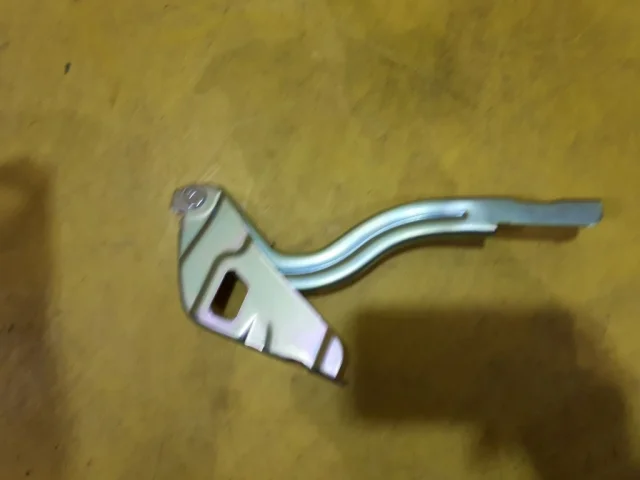 Петля капота правая для Hyundai Solaris 1 RB (2011-2013) на фотографиях