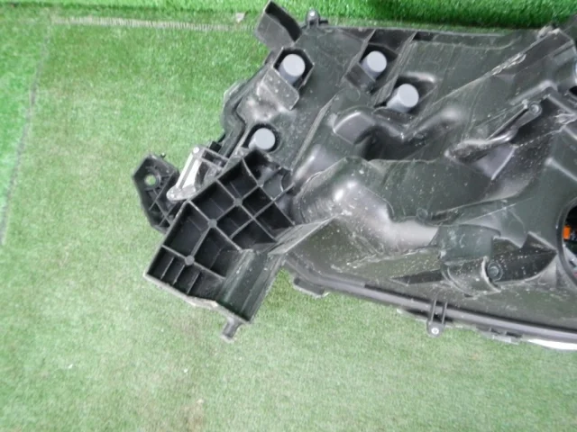 Фара ксенон левая для Toyota Alphard H30 2015+ на фотографиях