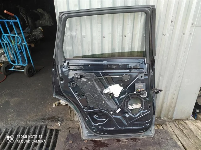 Уплотнитель передней правой двери для Audi Q7 4L 2005-2015 на фотографиях