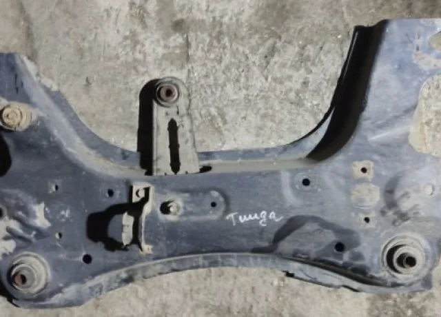 Подрамник двигателя для Nissan Tiida C11 Хэтчбек 2007-2014 на фотографиях