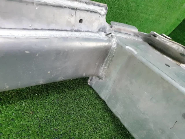 Усилитель бампера передний верхний для Audi Q7 4M 2015+ на фотографиях