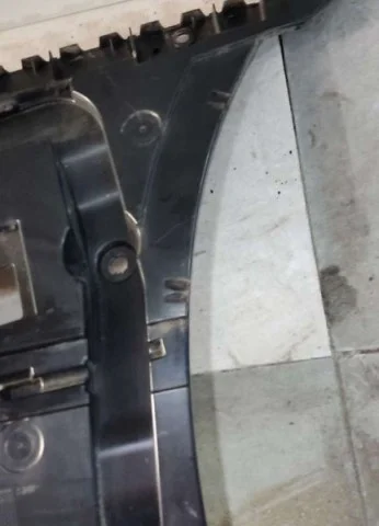 Кронштейн заднего бампера правый для BMW 7er G11/G12 2015-2021 на фотографиях