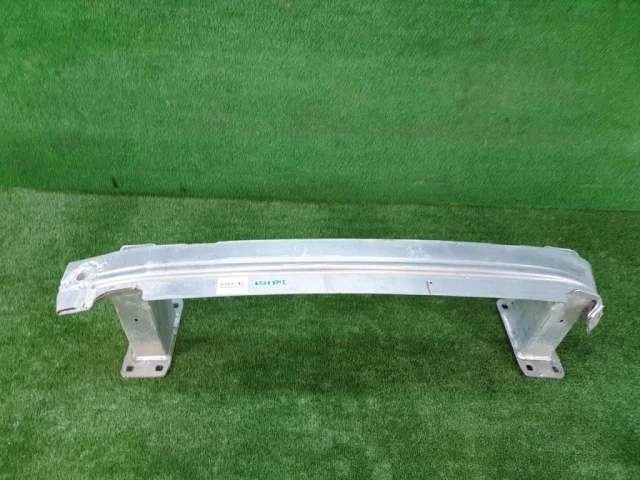 Усилитель бампера передний верхний для Audi Q7 4M 2015+ на фотографиях