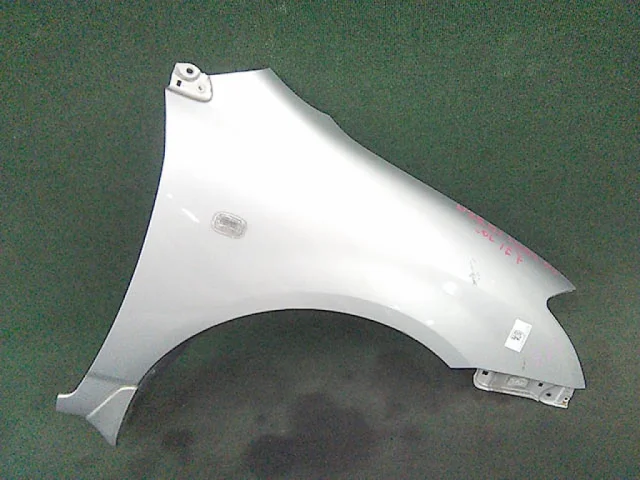 Крылья для Toyota Corolla E120/E130 Хэтчбек 2001-2007 на фотографиях