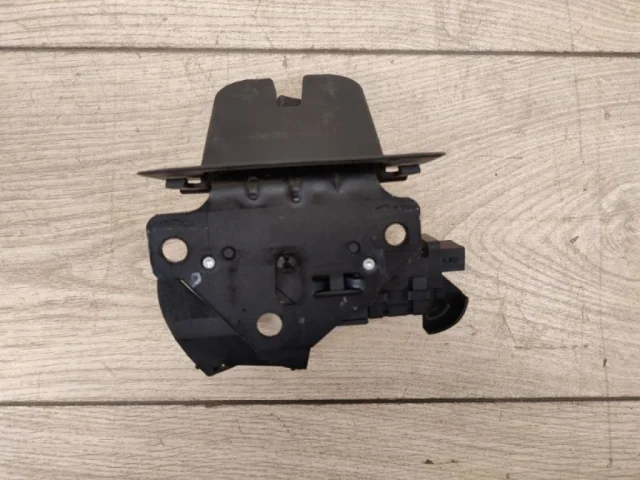 Замок багажника для Audi Q7 4L 2005-2015 на фотографиях