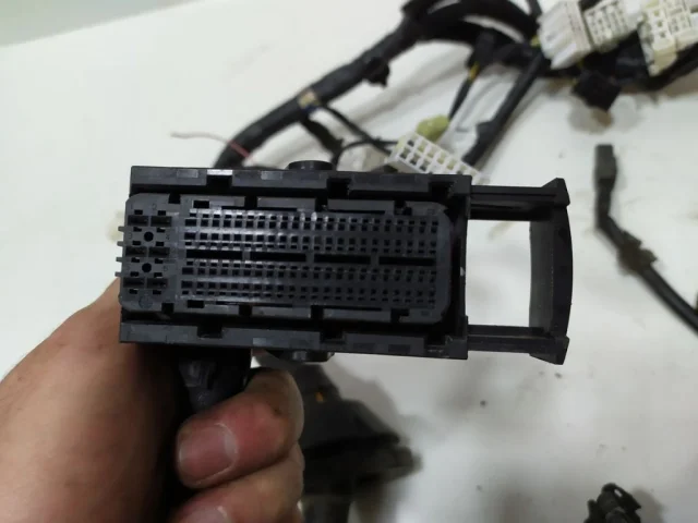 Проводка моторного отсека для Hyundai Solaris 1 рестайлинг 2014-2017 на фотографиях