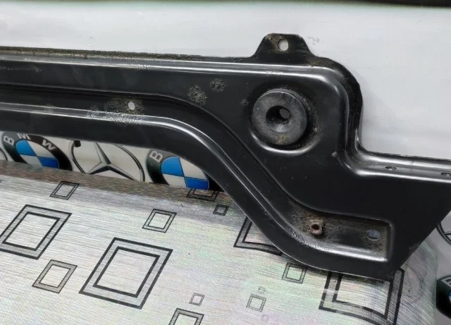 Нижняя планка телевизора для Mercedes-Benz GL class X164 2006-2012 на фотографиях