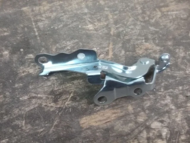 Петля капота левая для Toyota Corolla E120/E130 Седан 2000-2007 на фотографиях