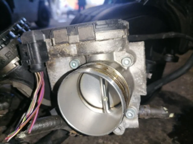 Дроссельная заслонка для Audi A4 B6 2000-2004 на фотографиях