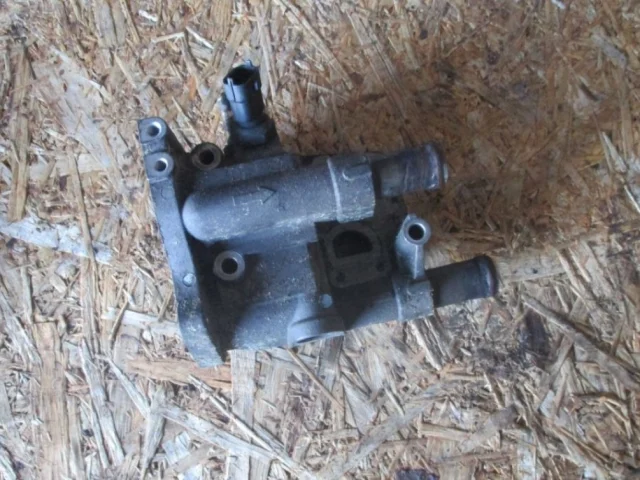 Корпус термостата системы охлаждения ДВС для Opel Astra J Седан 2011-2017 на фотографиях