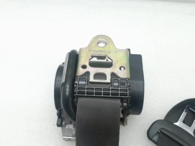 Ремень безопасности передний правый для Skoda Rapid I NH3 2012-2017 на фотографиях