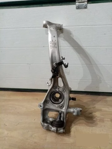 Кулак поворотный левый для Audi Q7 4M 2015+ на фотографиях