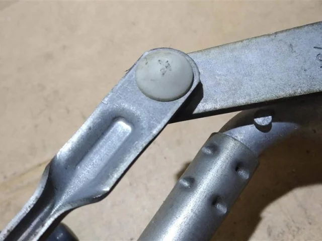 Трапеция стеклоочистителей для Toyota Corolla E120/E130 Седан 2000-2007 на фотографиях