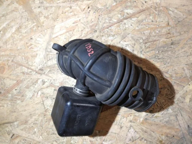 Впускной патрубок воздушного фильтра для Suzuki Grand Vitara 2005-2014 на фотографиях