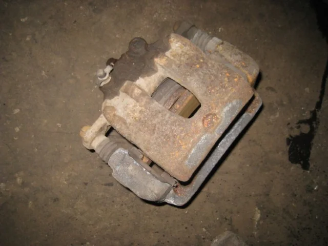 Суппорт передний правый для Hyundai Solaris 1 RB (2011-2013) на фотографиях