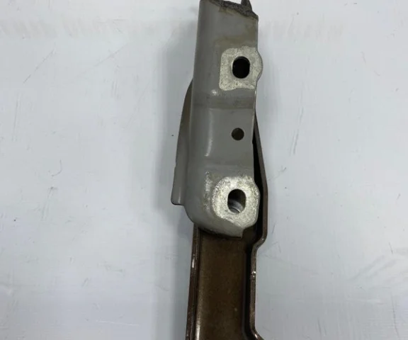 Шарнир капота для Skoda Rapid II 2020+ на фотографиях