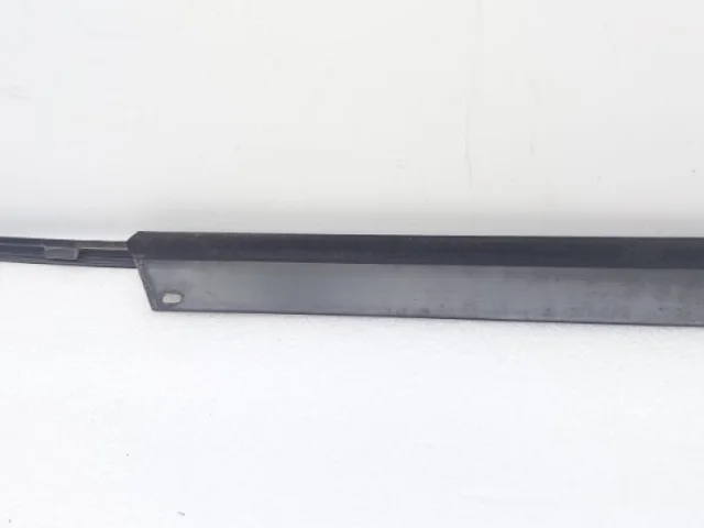 Уплотнитель задней левой двери для Audi Q7 4L 2005-2015 на фотографиях