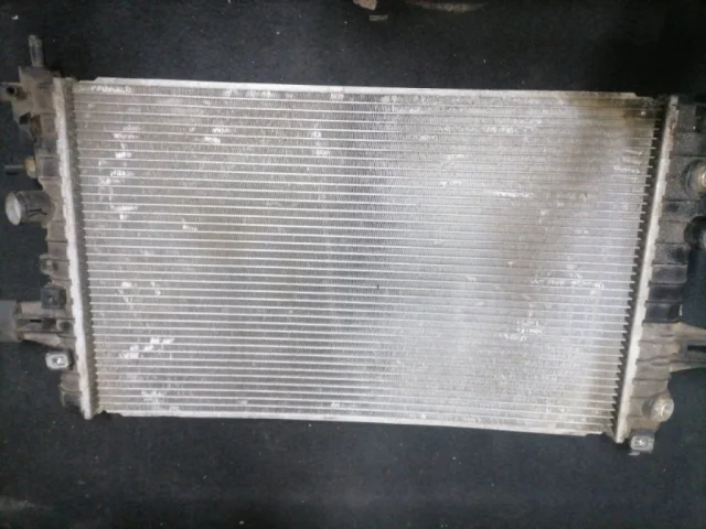 Радиатор охлаждения ДВС для Opel Astra H Седан 2004-2014 на фотографиях