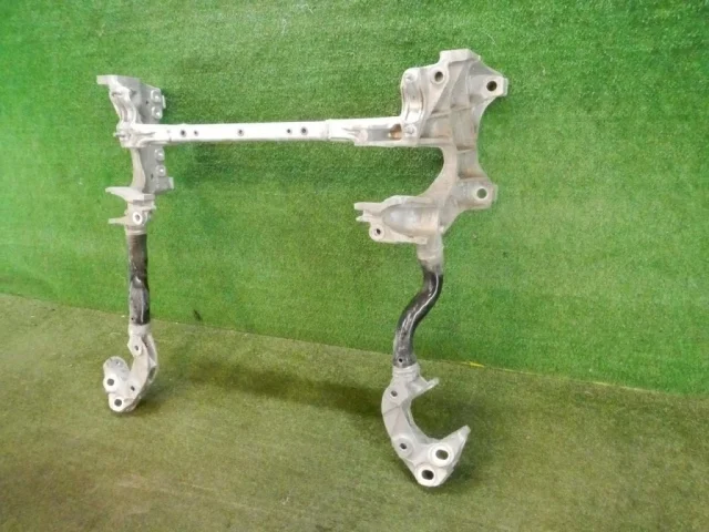 Подрамник двигателя для Audi Q7 4M 2015+ на фотографиях