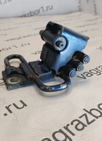 Петля двери задняя левая нижняя для Audi Q7 4L 2005-2015 на фотографиях