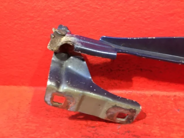 Петля капота левая для Nissan Note E11 2005-2012 на фотографиях