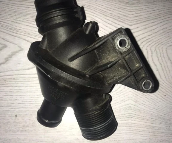 Термостат для BMW 3er F30 2011-2019 на фотографиях