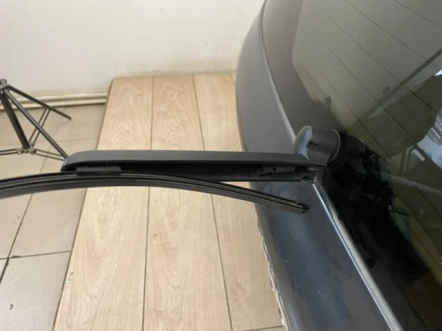 Поводок стеклоочистителя задний для Audi Q7 4M 2015+ на фотографиях