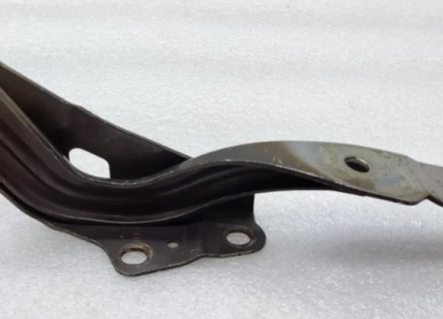 Петля капота левая для Hyundai Solaris 1 RB (2011-2013) на фотографиях