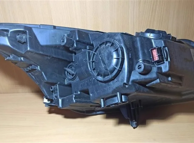 Фары для Opel Insignia Хэтчбек A 2008-2017 на фотографиях