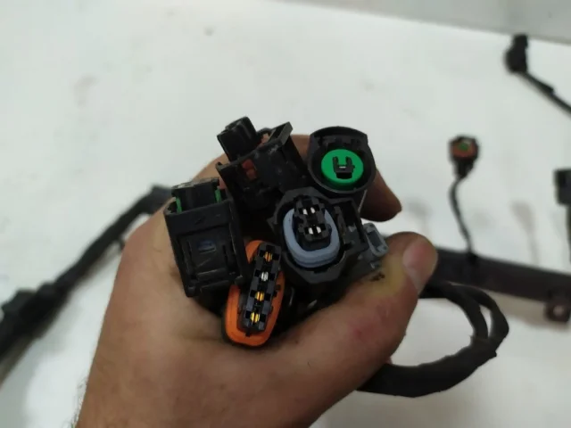 Проводка моторного отсека для Hyundai Solaris 1 рестайлинг 2014-2017 на фотографиях