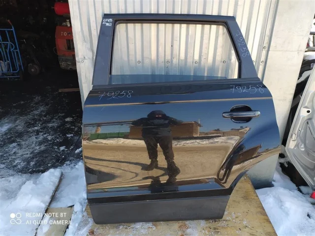 Уплотнитель передней правой двери для Audi Q7 4L 2005-2015 на фотографиях