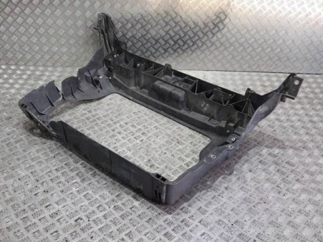 Панель радиатора (телевизор) для Ford Explorer U502 2011-2016 на фотографиях