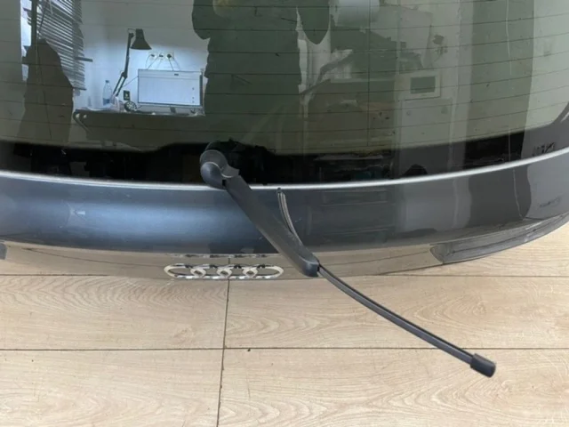 Поводок стеклоочистителя задний для Audi Q7 4M 2015+ на фотографиях