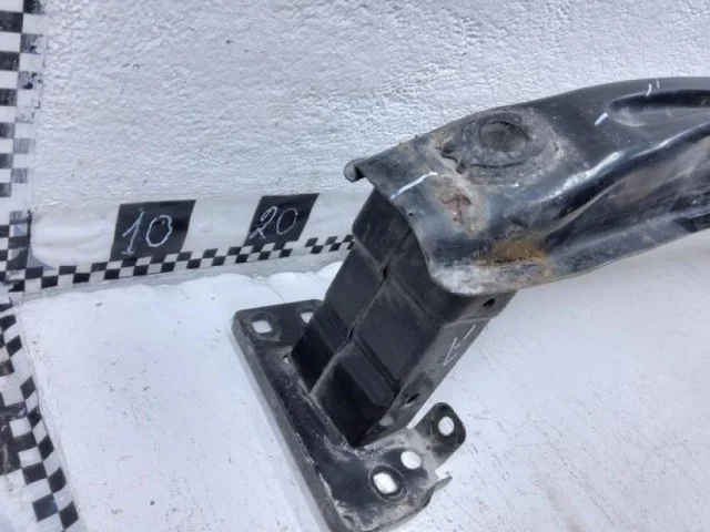 Усилитель переднего бампера для Skoda Rapid I NH3 2012-2017 на фотографиях