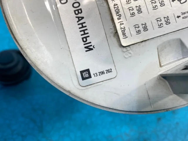 Лючок топливного бака для Opel Astra J Седан 2011-2017 на фотографиях