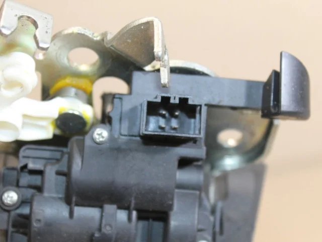 Замок багажника для Audi Q7 4L 2005-2015 на фотографиях