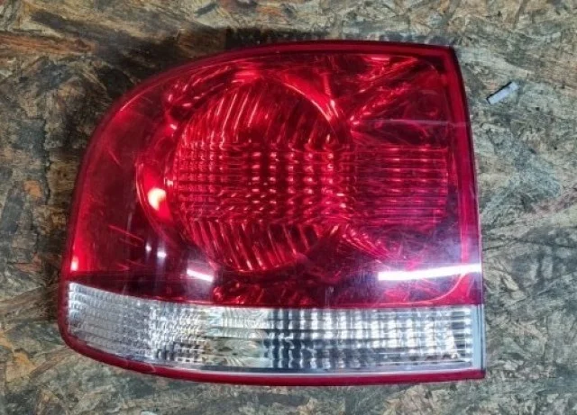 Фонарь внешний левый для Volkswagen Touareg I (7L) 2002-2010 на фотографиях