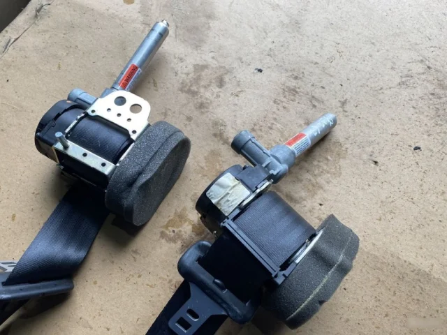 Ремень безопасности задний левый для Volvo C30 MK 2006-2013 на фотографиях