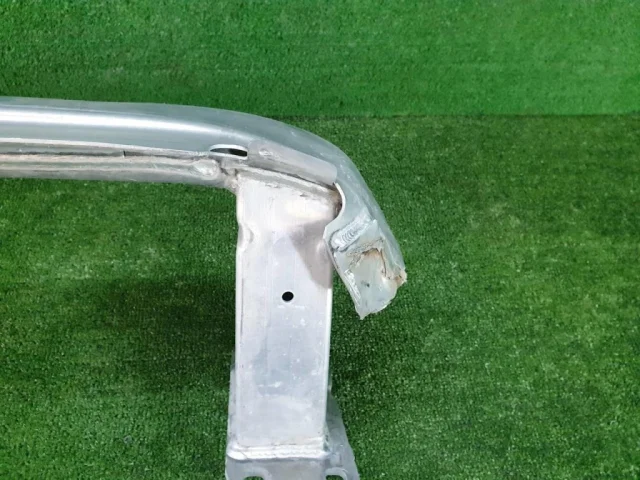 Усилитель бампера передний верхний для Audi Q7 4M 2015+ на фотографиях