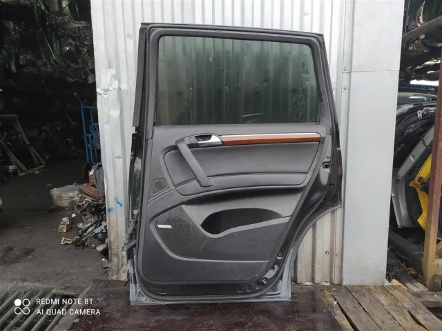 Уплотнитель передней правой двери для Audi Q7 4L 2005-2015 на фотографиях