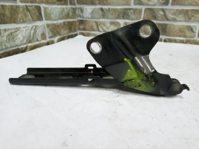 Петля капота левая для Audi Q3 8U 2011-2019 на фотографиях