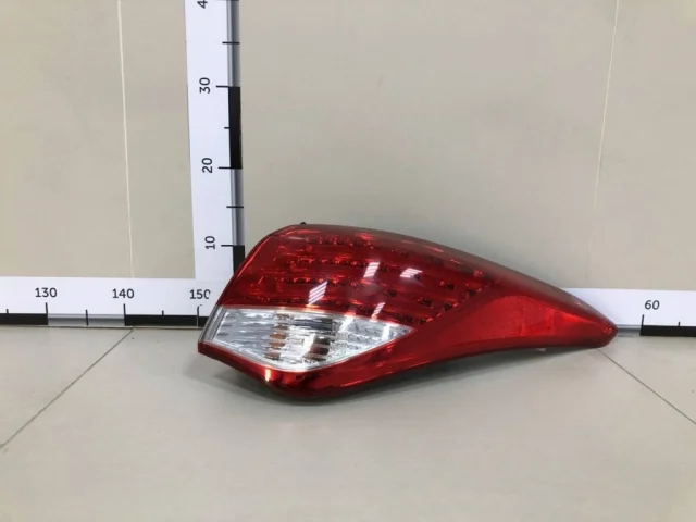 Фонарь внешний правый для Hyundai i40 1 Седан 2011-2015 на фотографиях