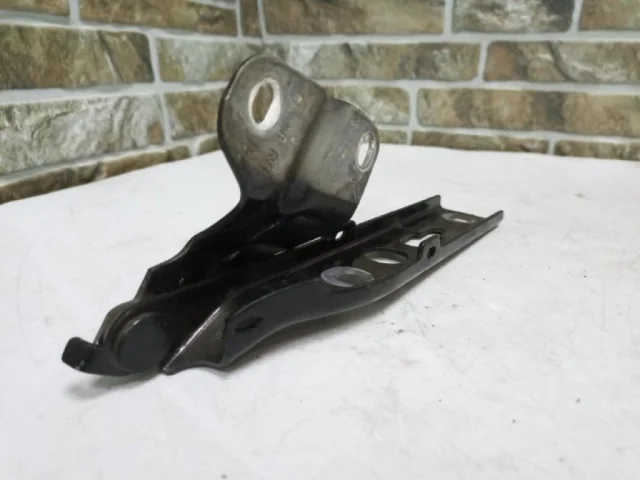 Петля капота левая для Audi Q3 8U 2011-2019 на фотографиях